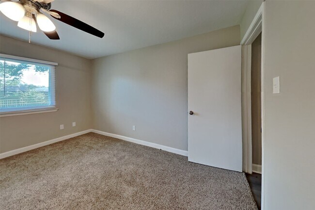 Building Photo - 216 Tara Plantation Dr