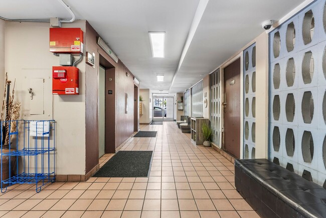 Building Photo - 731 Amana St