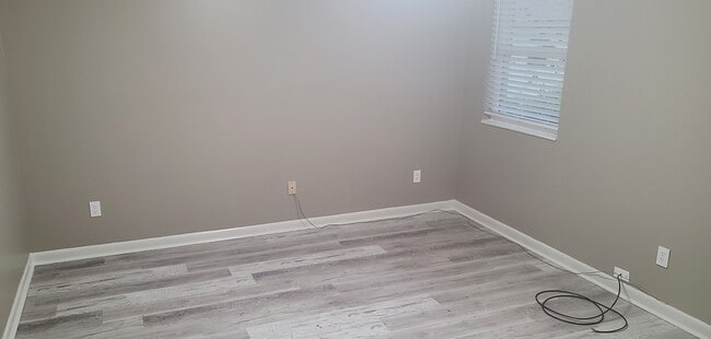 Building Photo - 1107 Davis Dr