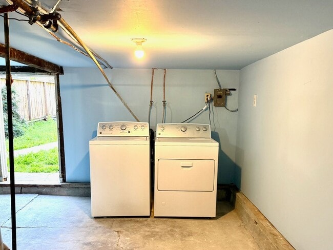 Building Photo - Cozy 2+bdrm/1 bath home w/a huge basement, washer/dryer, & off street pkg, space in the heart of ...