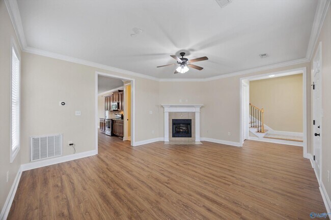 Building Photo - 120 Park Square Ln