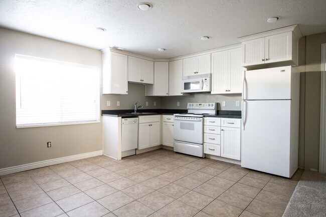 Building Photo - 8236 Pin Oak Dr