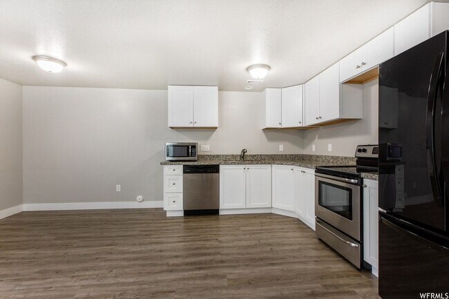 Building Photo - 577 E 200 S