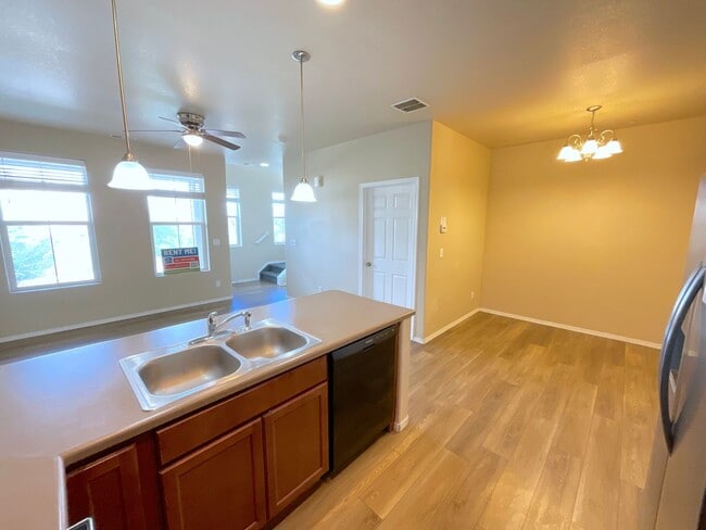Building Photo - 3 Bedroom Townhome Available Near Constitu...