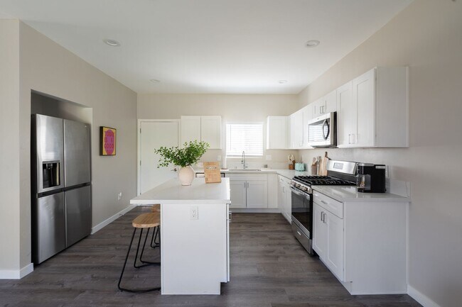 Building Photo - Spacious turfed yard!