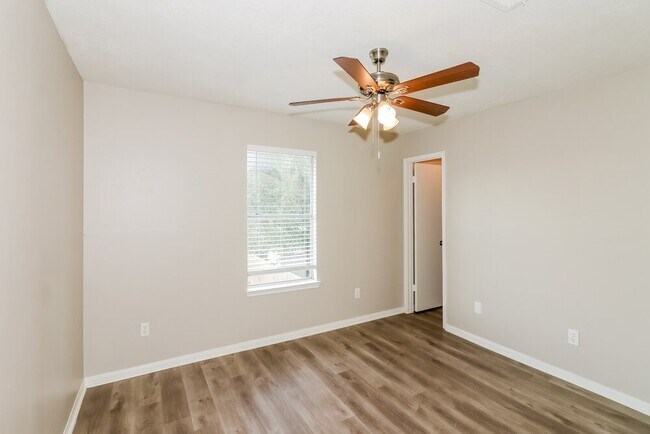 Building Photo - 15806 Mission Crest Ct