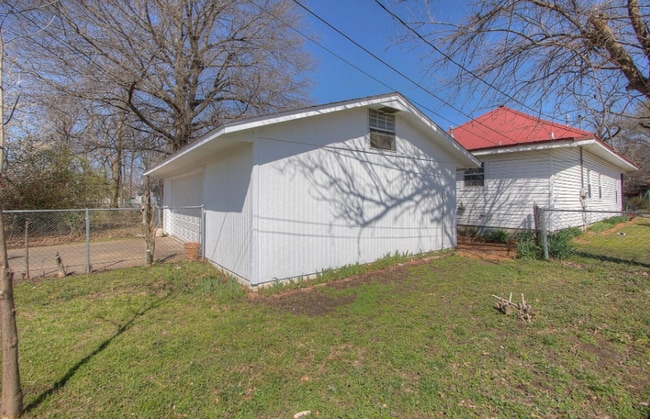 Building Photo - 3 Bed, 2 Bath in Claremore- Available Now!