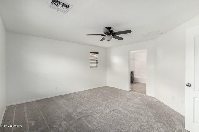 Building Photo - Beautiful 3 bedroom plus den, 2.5 bath hom...