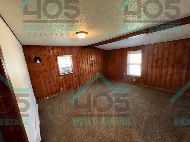 Building Photo - 3 Bedroom in Jones!