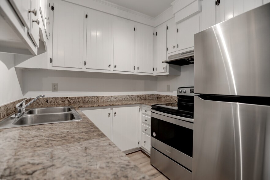 Building Photo - 1618 Poinsettia Rd