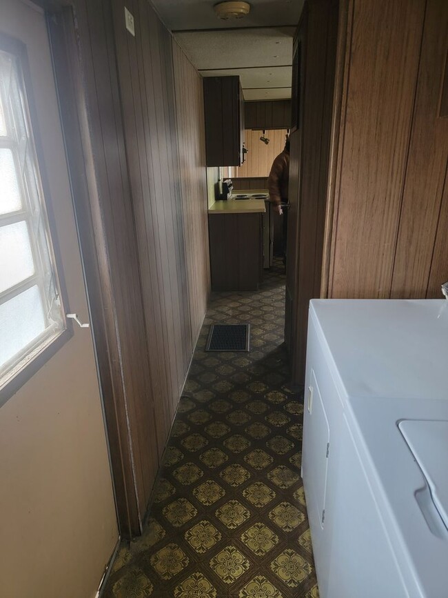 Building Photo - Small 2 bed MH