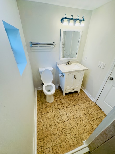 Building Photo - 726 N Peninsula Dr