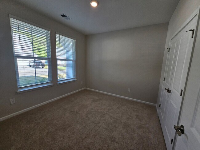 Building Photo - 2215 Flatleaf Ct