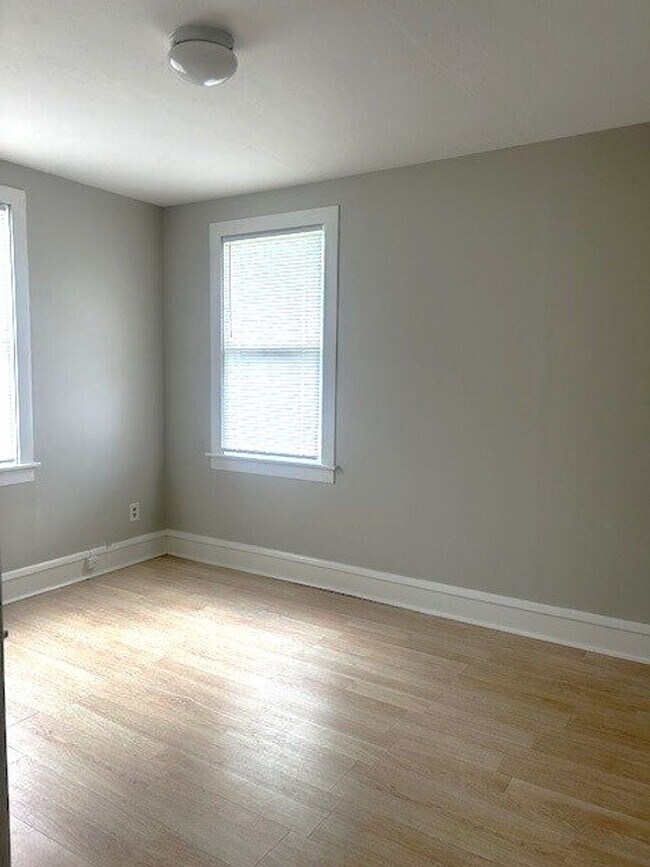 Building Photo - Spacious 2 bedroom 1 bath with sunroom and large yard!!