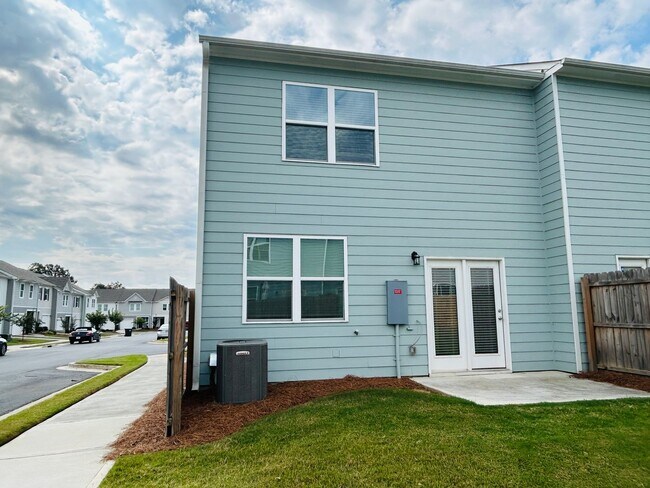 Building Photo - ***MOVE IN SPECIAL -$500 OF FIRST 2 MONTHS RENT WITH A JANUARY 31ST OR SOONER MOVE IN DATE***Welc...