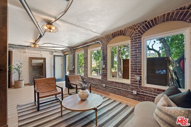 Building Photo - 2700 Glendower Ave