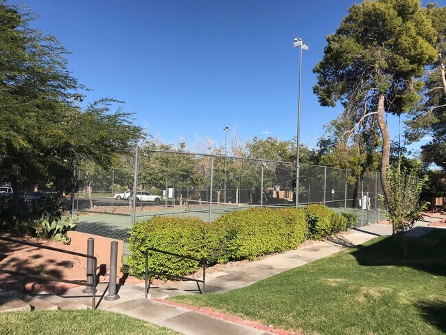 Building Photo - BEAUTIFUL 2 BEDS 1 1/2  BATHROOM APARTMENT