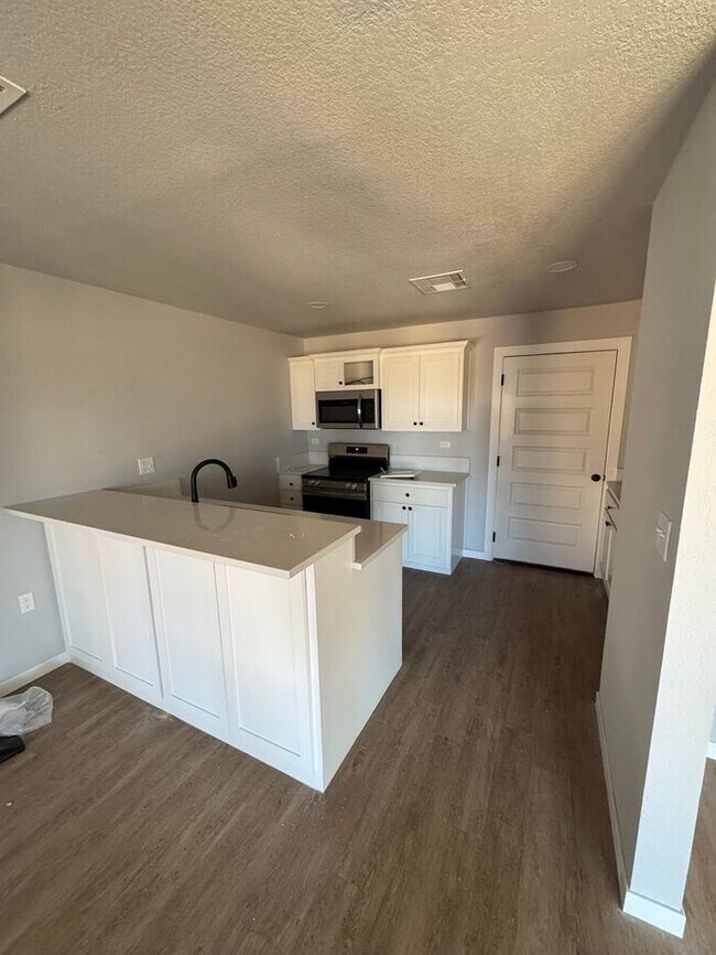 Building Photo - Fully Updated 2 Bedroom Duplex in Convenient Broken Arrow Location