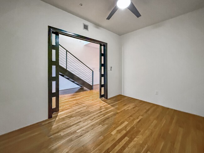 Building Photo - 1005 S Shepherd Dr