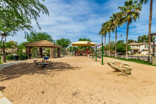 Building Photo - 1384 S Sabino Dr