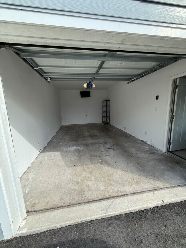 Building Photo - Spring Special! ONE MONTH FREE RENT! Moder...