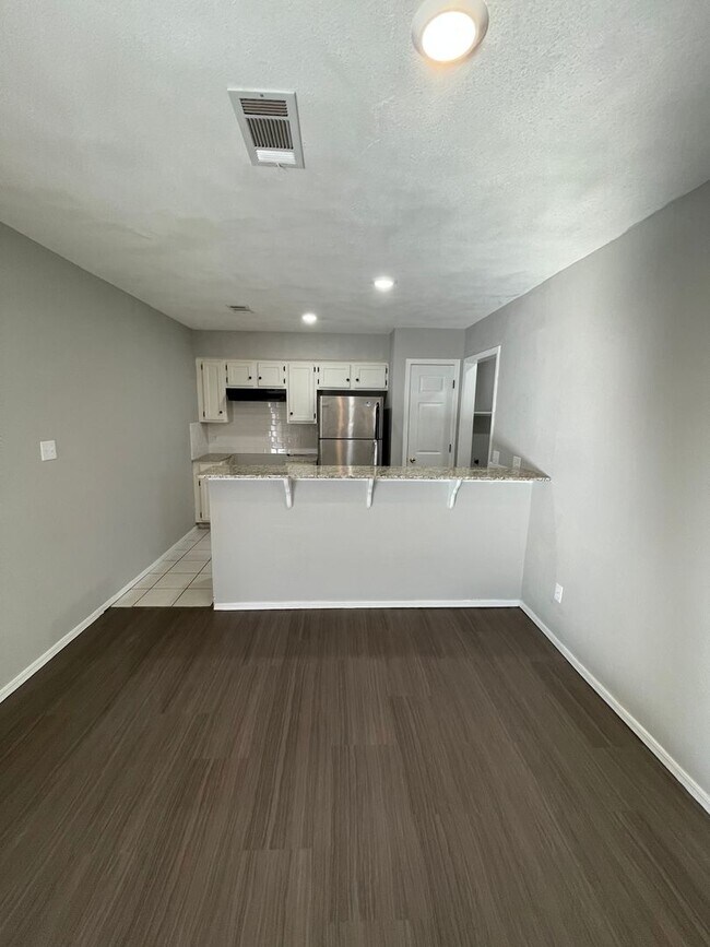 Building Photo - 8512 Southridge Dr