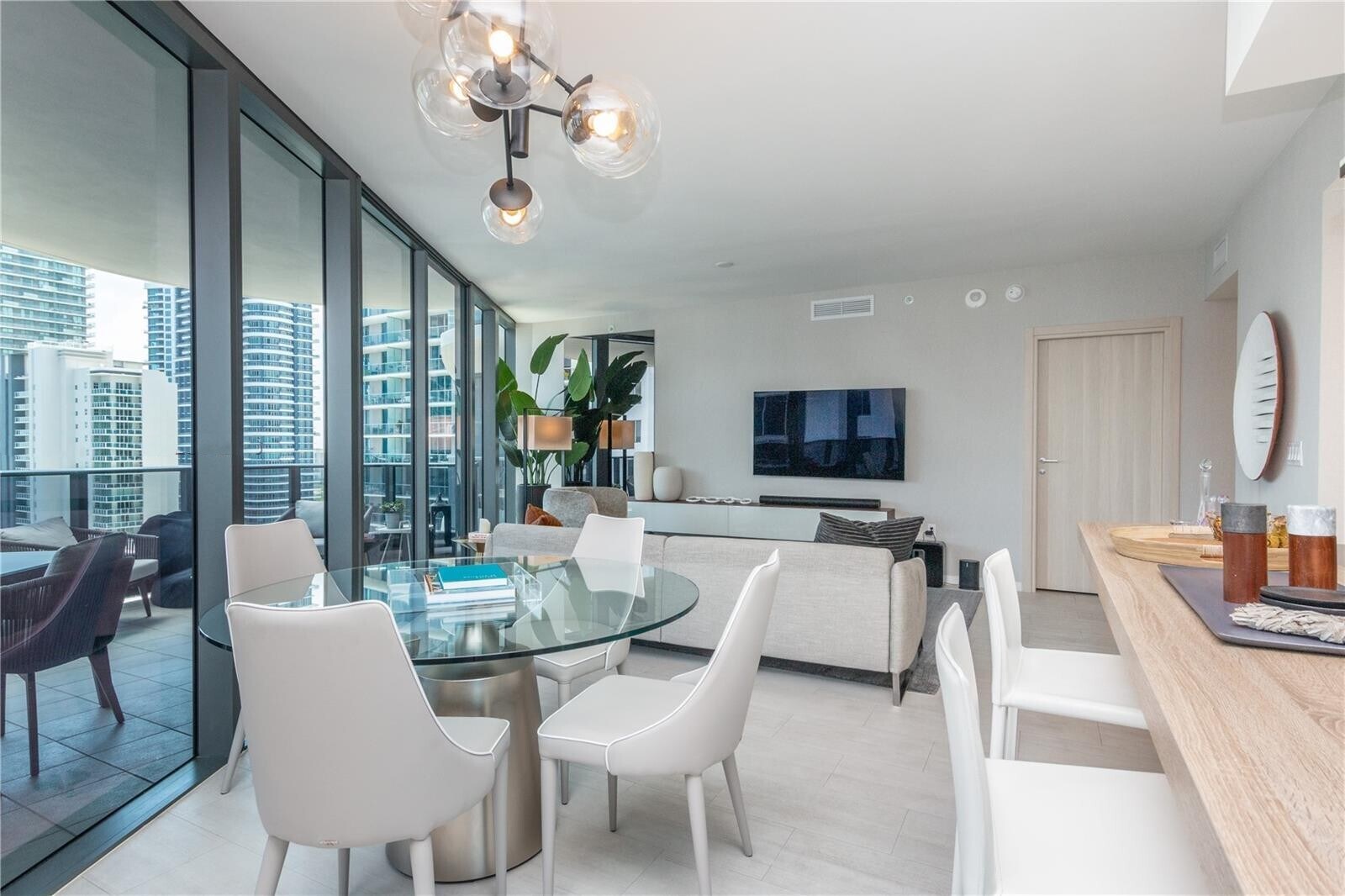 Building Photo - 1000 Brickell Plz