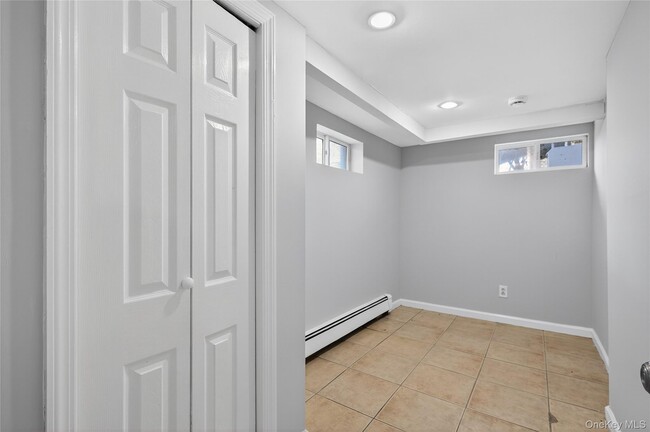 Building Photo - 552 Old Country Rd