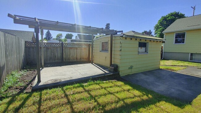 Building Photo - Darling Updated Cottage with New Kitchen a...