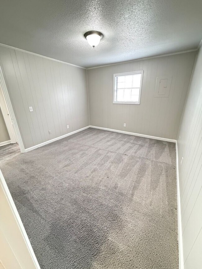 Building Photo - 3 Bedroom