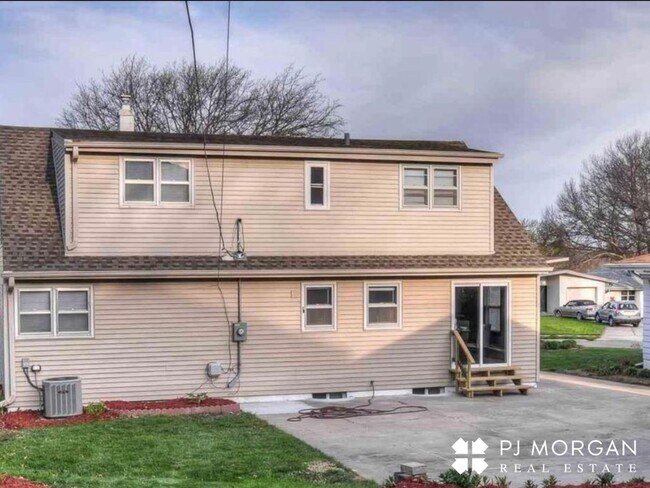 Building Photo - 4 bedroom, 3 Bathroom House