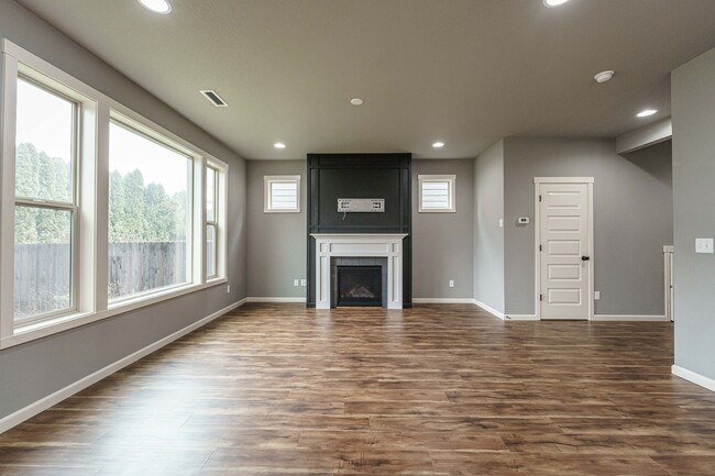 Building Photo - Stunning Salmon Creek Gem for Rent! - 3 Be...