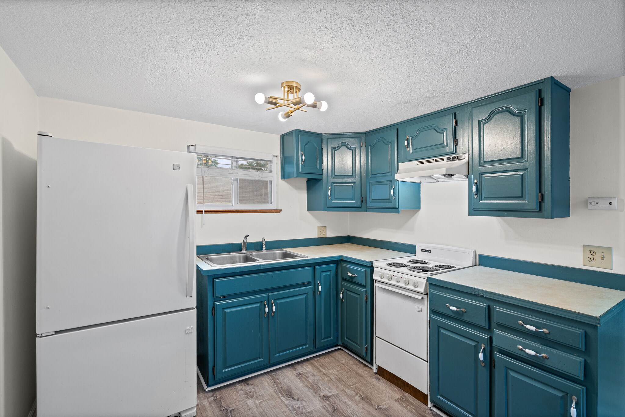 Kitchen - 504 Blue Ridge Blvd