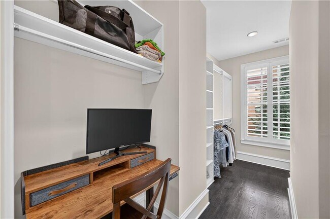 Building Photo - 308 Stonemont Dr NW