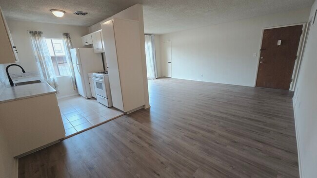 Building Photo - 526 S St Andrews Pl