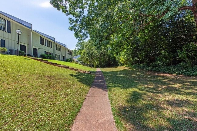 Building Photo - 408 Sycamore Dr