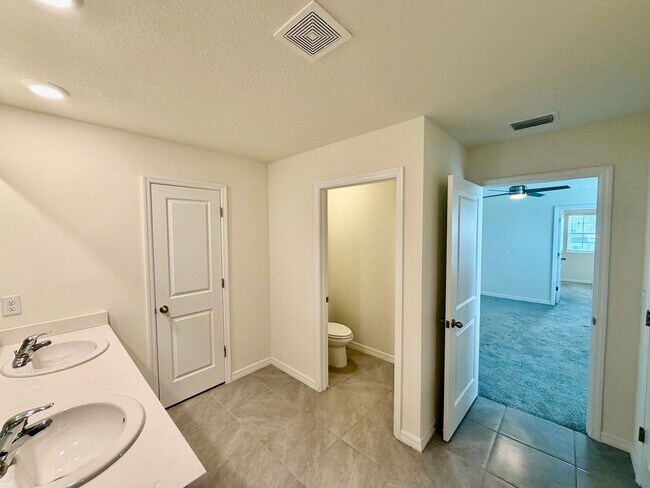 Building Photo - Beautiful Home in Newberry, FL – Spacious, Modern, and Peaceful Living