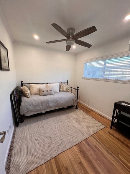 Day bed in east bedroom - 12713 Venice Blvd