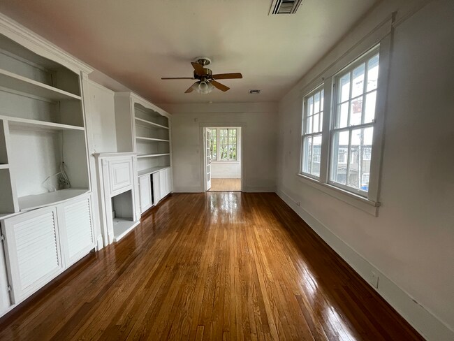 Building Photo - AVAILABLE JUNE 2026 Stunning 3 bed/2 bath ...