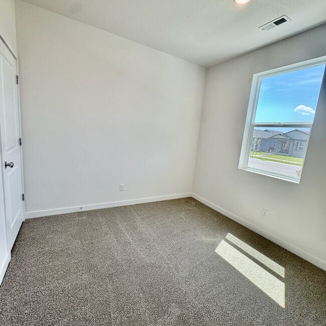 Building Photo - Brand New Built Home move in ready!