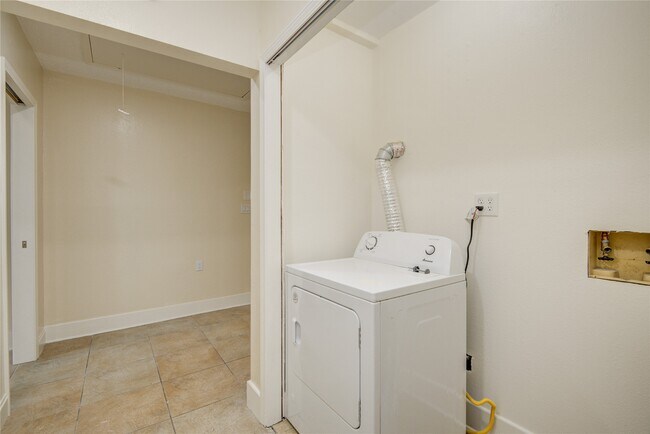 Building Photo - 5006 Westfield Village Dr
