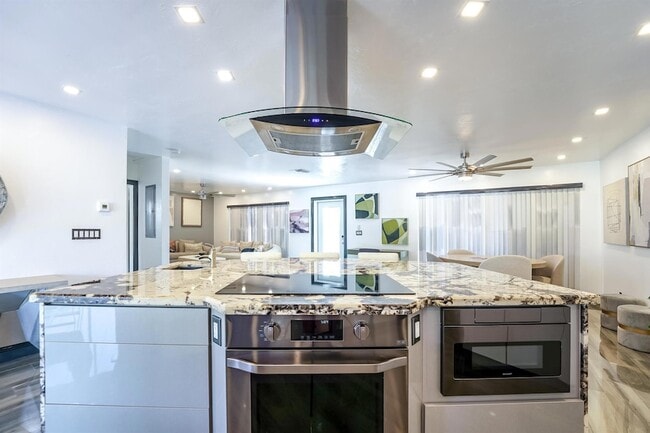 Building Photo - 2531 NE 47th St