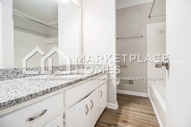 Building Photo - 1732 Fontaine Dr