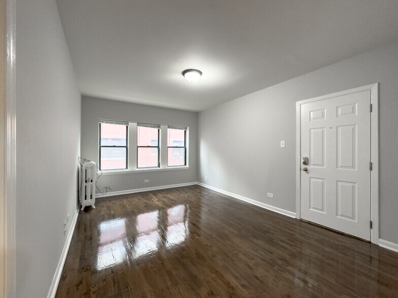 Building Photo - 5746 N Winthrop Ave
