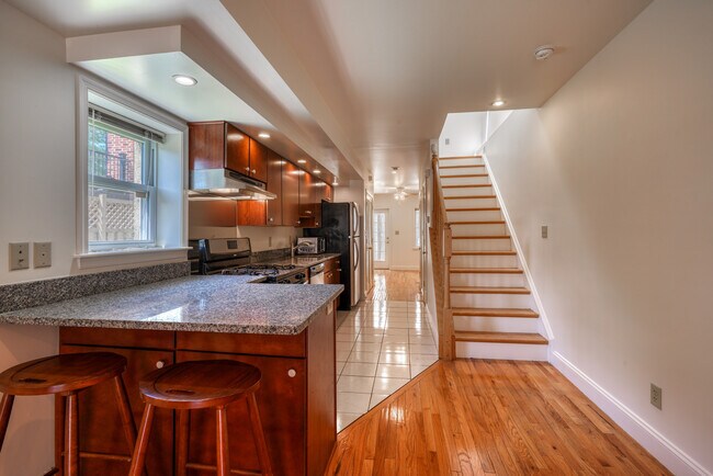 Building Photo - 634 Eislen St