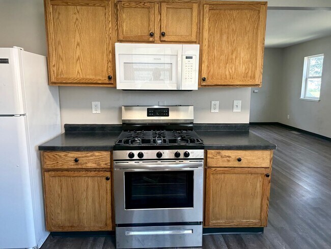 Building Photo - $1,175 | 1 Bedroom 1 Bath | Studio House | W&D | Fenced Yard | Central A/C
