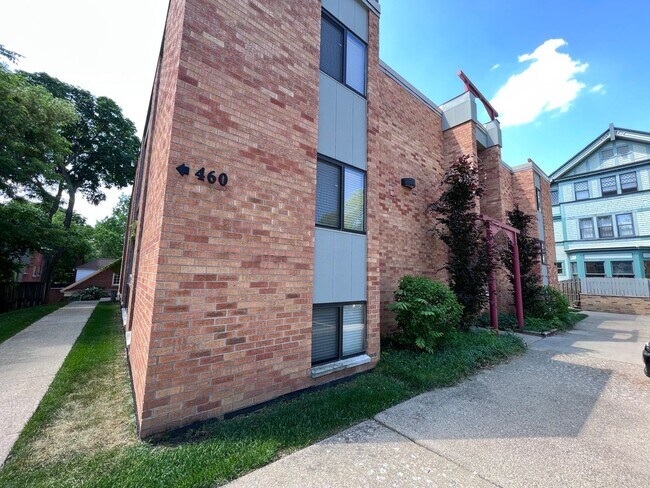 Building Photo - 460 Fulton St E