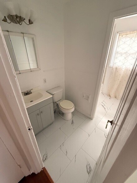 Bathroom - 2256 N Pasadena St