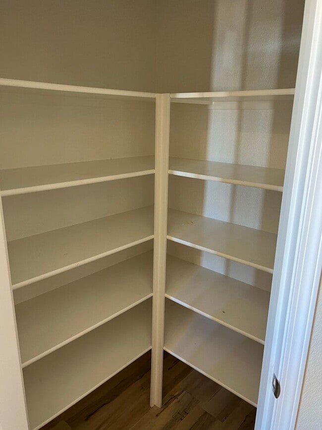 Building Photo - Move in Special $200.00 off first month's ...