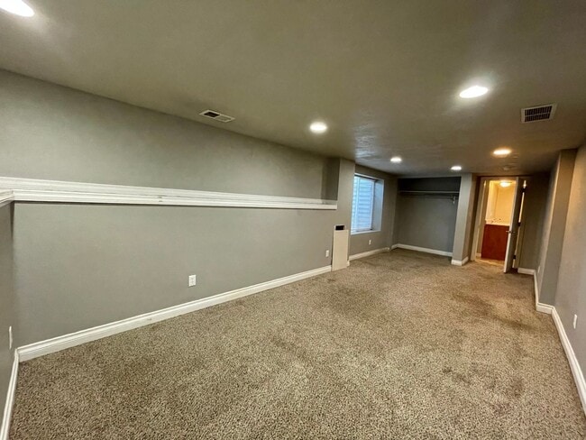 Building Photo - AVAILABLE NOW! Move-In Special! Half Off F...